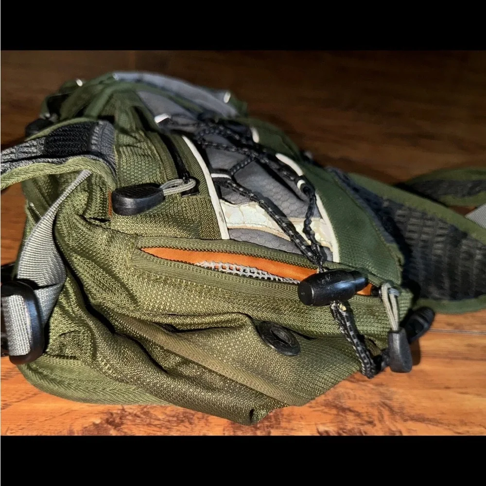 High Sierra Air Mesh Back Hydration Green/Gray Hiking Carry Padded Backpack. NN
